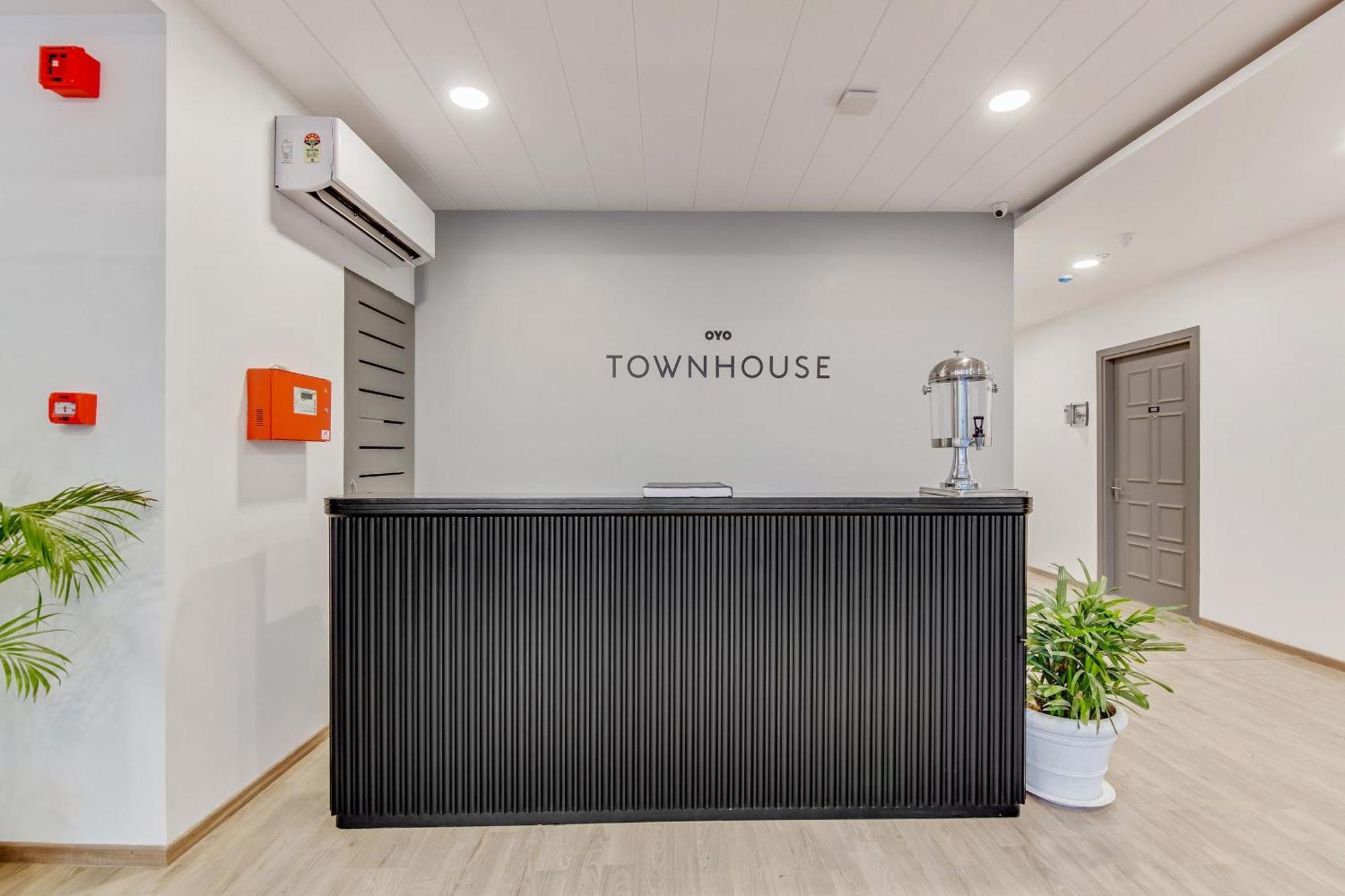 Townhouse Sector 49 Near Logix City Centre Noida Exterior photo