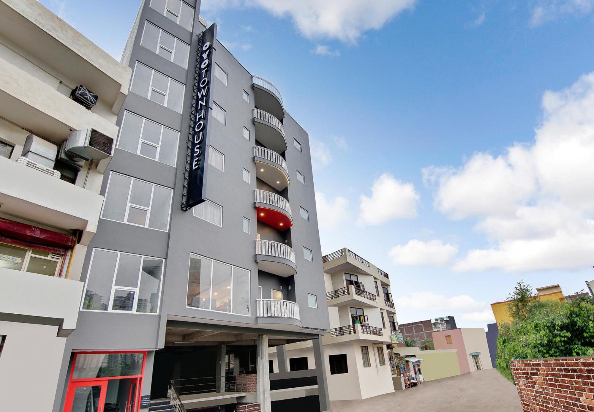 Townhouse Sector 49 Near Logix City Centre Noida Exterior photo